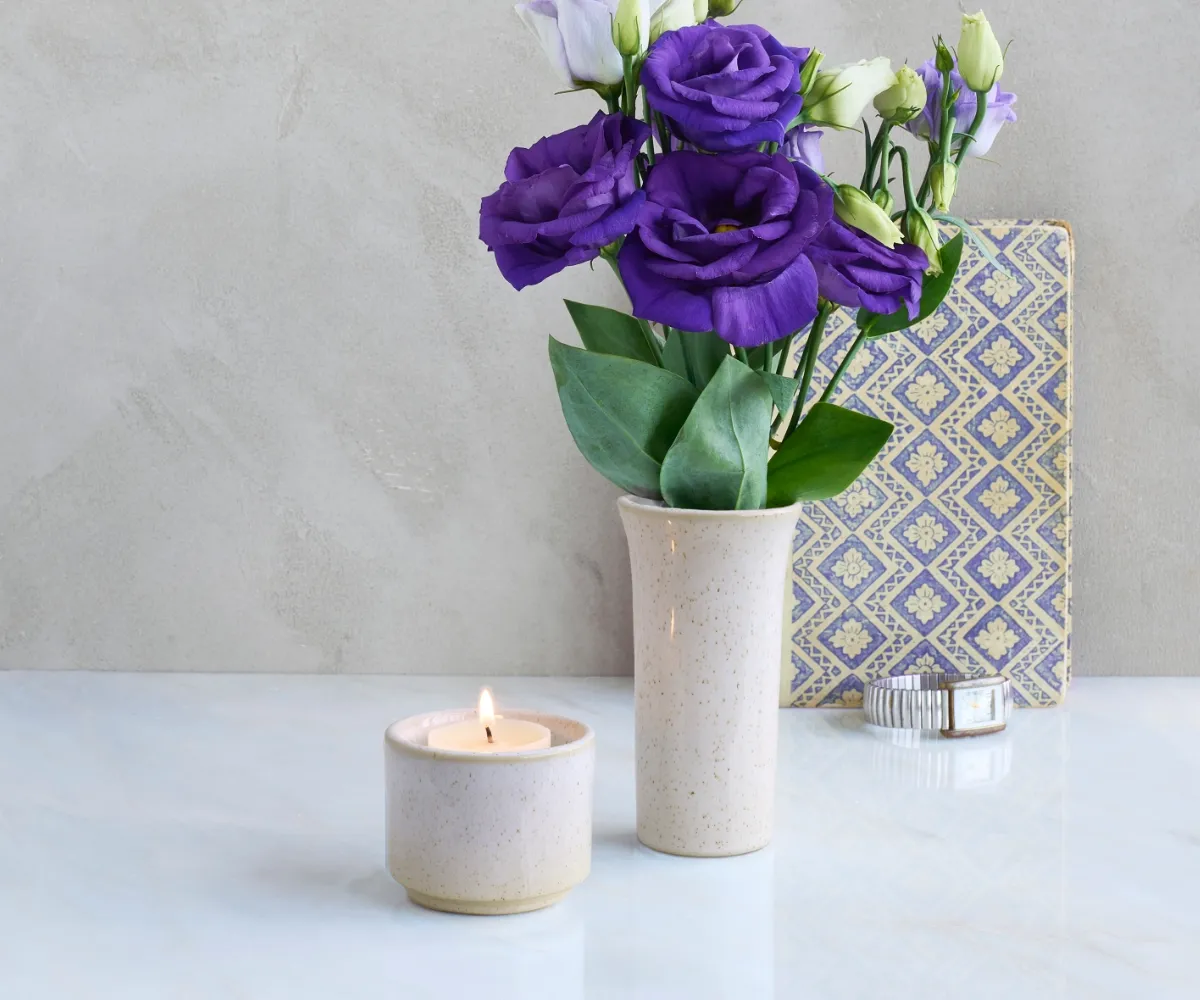 Mini-Urne Teelichthalter Helios weiß gesprenkelt mit Vase