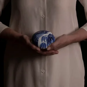 Royal Delft Memento Blue Pebble Tempo Doeloe mini urn hand