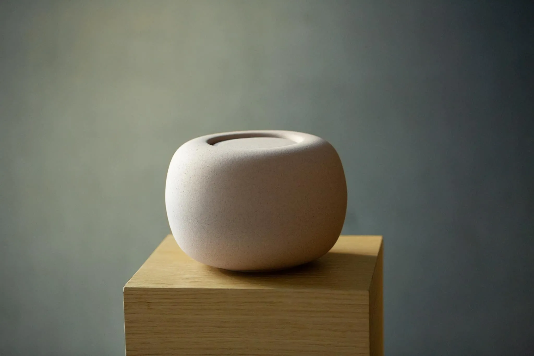 Keramische urn Luz Terra Schelp sfeerbeeld