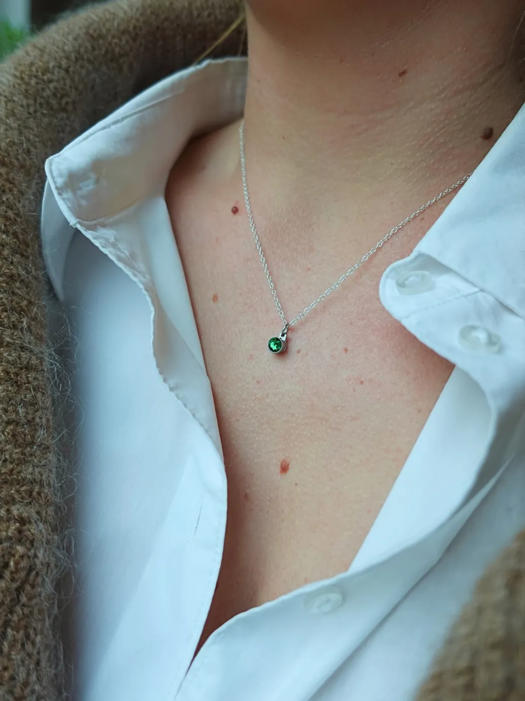 Birthstone ashanger / assieraad augustus groene peridoot edelstaal model