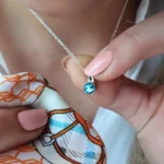 Birthstone ashanger / assieraad december blauwe topaas edelstaal model