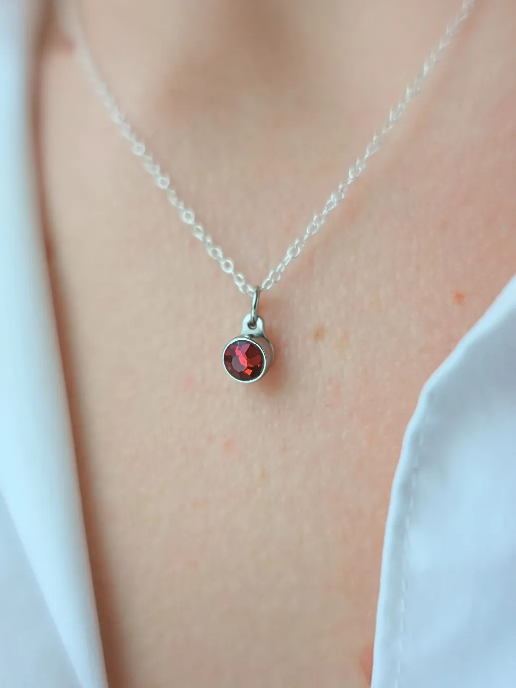 Birthstone ashanger / assieraad januari granaat edelstaal model