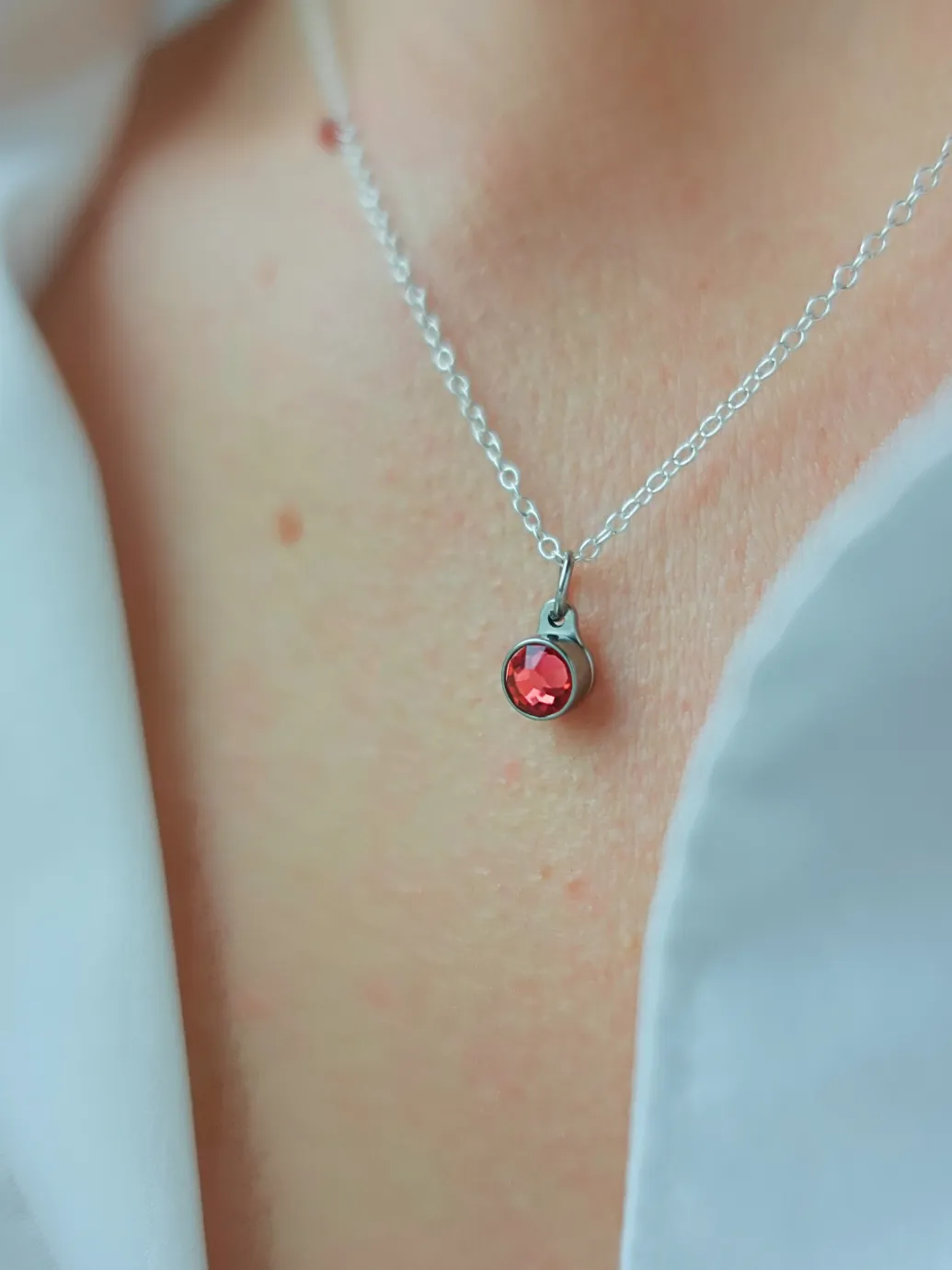 Birthstone ashanger / assieraad juli robijn edelstaal model