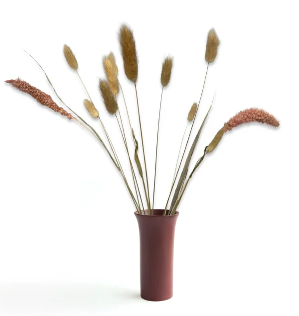 Roodbruin vaasje met droogbloemen