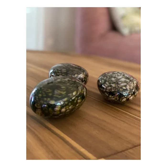 Pebble mini-urn ovaal natuur groen kristalglas sfeerfoto